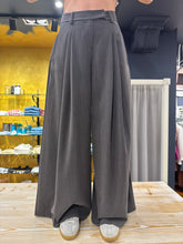 Carica l&#39;immagine nel visualizzatore di Gallery, Pantalone grigio
