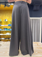 Carica l&#39;immagine nel visualizzatore di Gallery, Pantalone grigio
