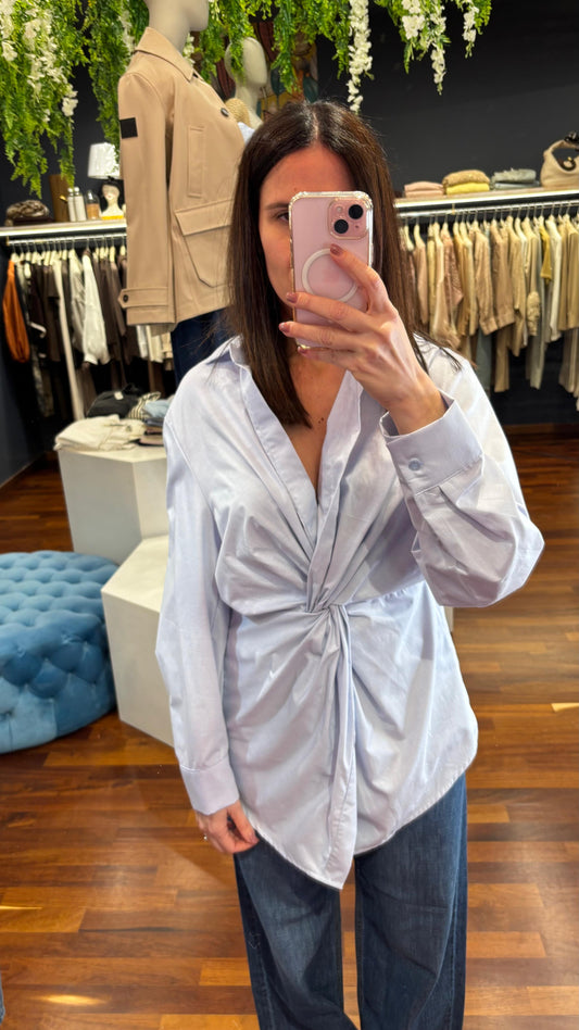 Camicia celeste con nodo - Tensione in
