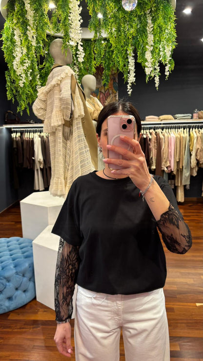 T-shirt nera manica in pizzo - Kontatto